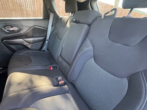 Used 2019 Jeep Cherokee Latitude w/ Popular Appearance Group FWD image 27