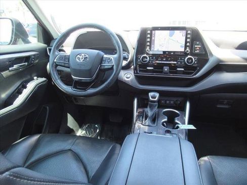 Used 2021 Toyota Highlander Limited FWD image 13