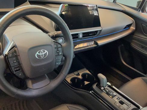 Used 2025 Toyota Prius XLE FWD image 25