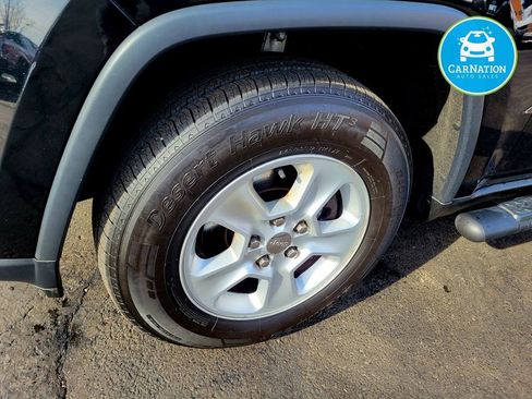 Used 2017 Jeep Grand Cherokee Laredo image 32