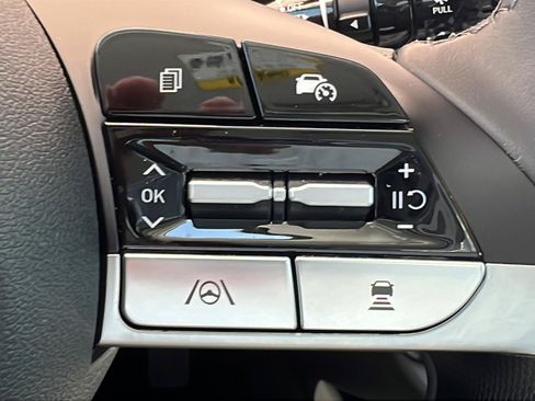 Certified 2025 Hyundai Elantra Limited FWD image 21