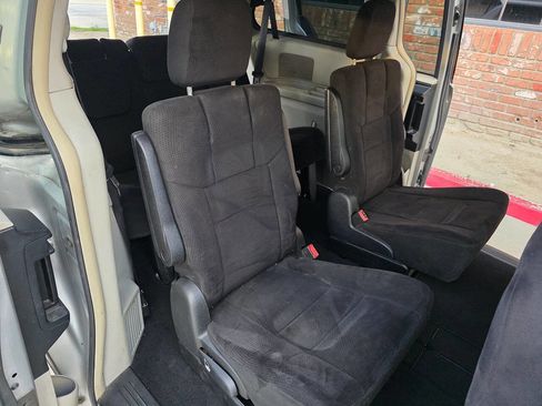 Used 2011 Chrysler Town & Country Touring image 11