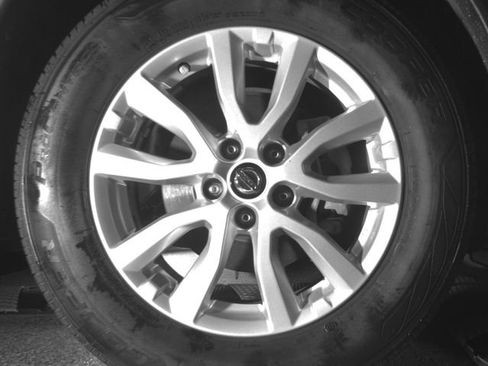 Used 2018 Nissan Rogue SV w/ Premium Package FWD image 16