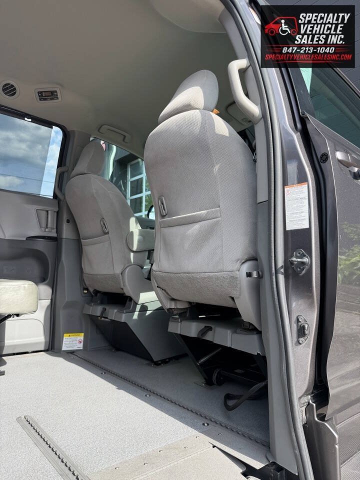 Used 2018 Toyota Sienna LE FWD image 30
