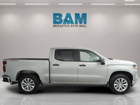 Used 2022 Chevrolet Silverado 1500 Custom image 2