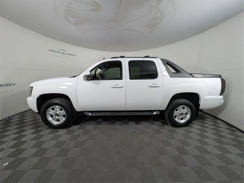 Used 2011 Chevrolet Avalanche LT w/ Luxury Package image 2