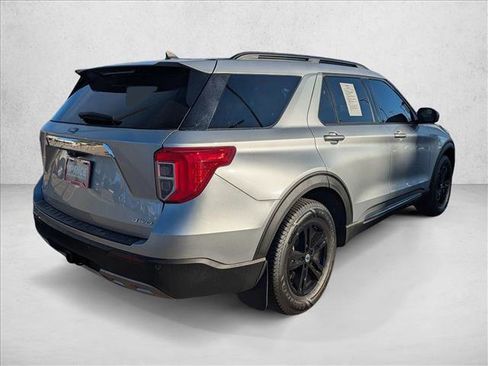 Used 2022 Ford Explorer XLT w/ Equipment Group 202A image 5