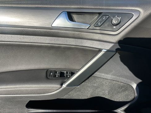 Used 2021 Volkswagen Golf 4-Door image 11