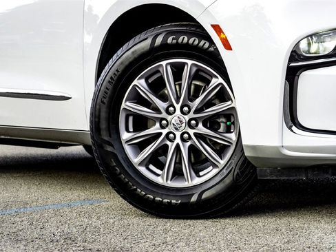 Used 2024 Buick Enclave Premium image 2