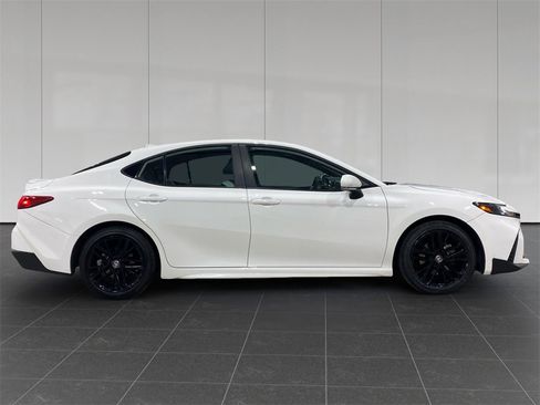 Used 2025 Toyota Camry SE image 6