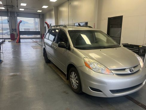 Used 2009 Toyota Sienna CE FWD image 1
