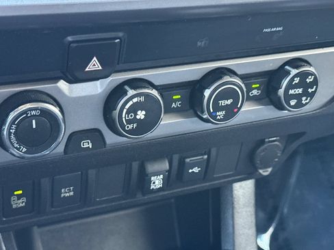 Used 2020 Toyota Tacoma SR5 w/ Technology Package AWD/4WD image 19
