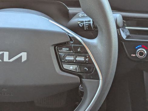 Used 2024 Kia Niro LX image 18