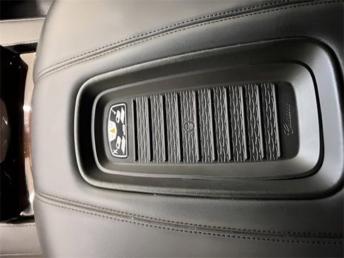Used 2020 Cadillac Escalade Premium Luxury image 31