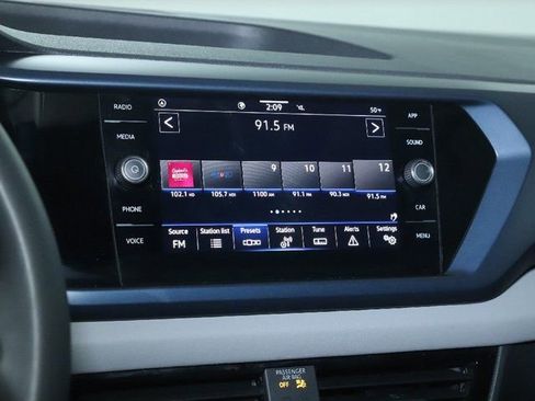 Used 2023 Volkswagen Taos SE w/ Panoramic Sunroof Package FWD image 27