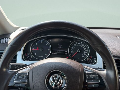 Used 2013 Volkswagen Touareg Sport AWD/4WD image 13