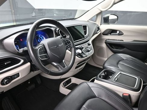 Used 2023 Chrysler Pacifica Touring-L FWD image 19