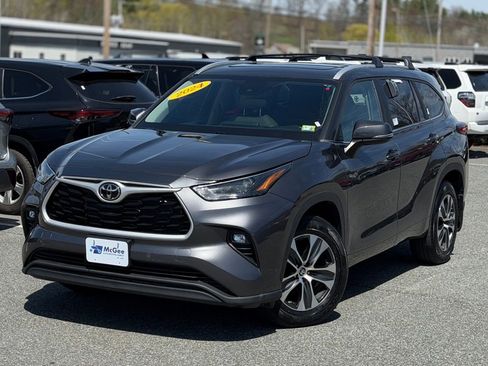 Used 2023 Toyota Highlander XLE AWD/4WD image 1