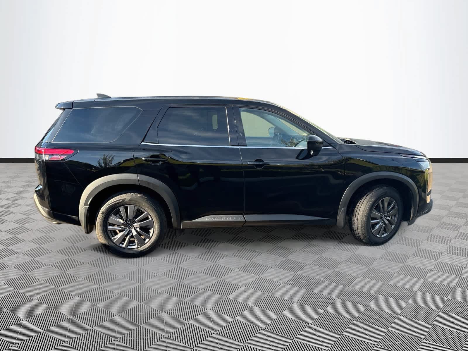 Used 2023 Nissan Pathfinder S FWD image 4