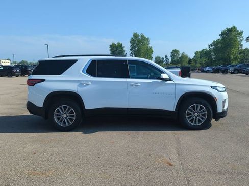 Used 2023 Chevrolet Traverse LT FWD image 2