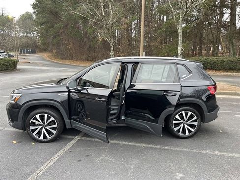 Used 2022 Volkswagen Taos SE image 9