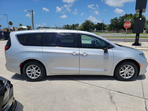 Used 2024 Chrysler Pacifica Touring-L FWD image 6