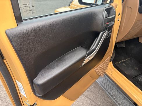 Used 2014 Jeep Wrangler Unlimited Sahara w/ Connectivity Group AWD/4WD image 9
