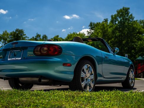 Used 2001 MAZDA MX-5 Miata RWD image 19