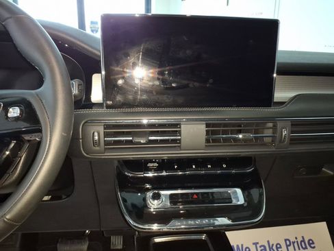 Used 2025 Lincoln Corsair AWD w/ Rear Removable Package Tray image 20