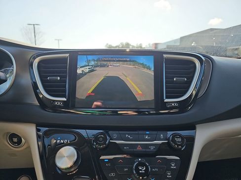 Used 2023 Chrysler Pacifica Touring-L image 27