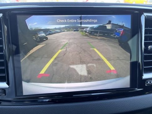 Used 2024 Chrysler Pacifica Touring-L image 16