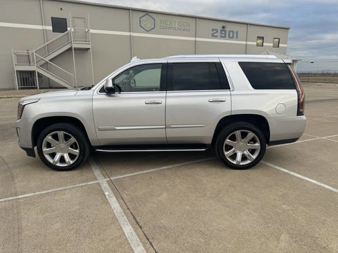 Used 2018 Cadillac Escalade Luxury image 8