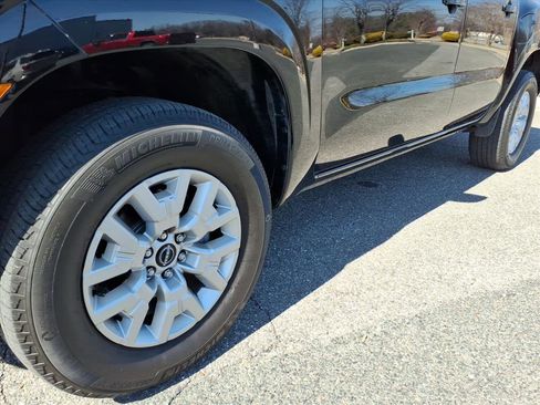 Used 2023 Nissan Frontier SV image 9