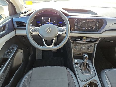 Certified 2022 Volkswagen Taos SE image 7