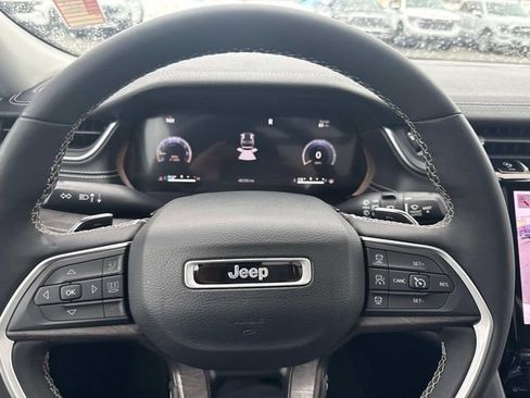 Used 2023 Jeep Grand Cherokee Limited w/ Black Appearance Package AWD/4WD image 31