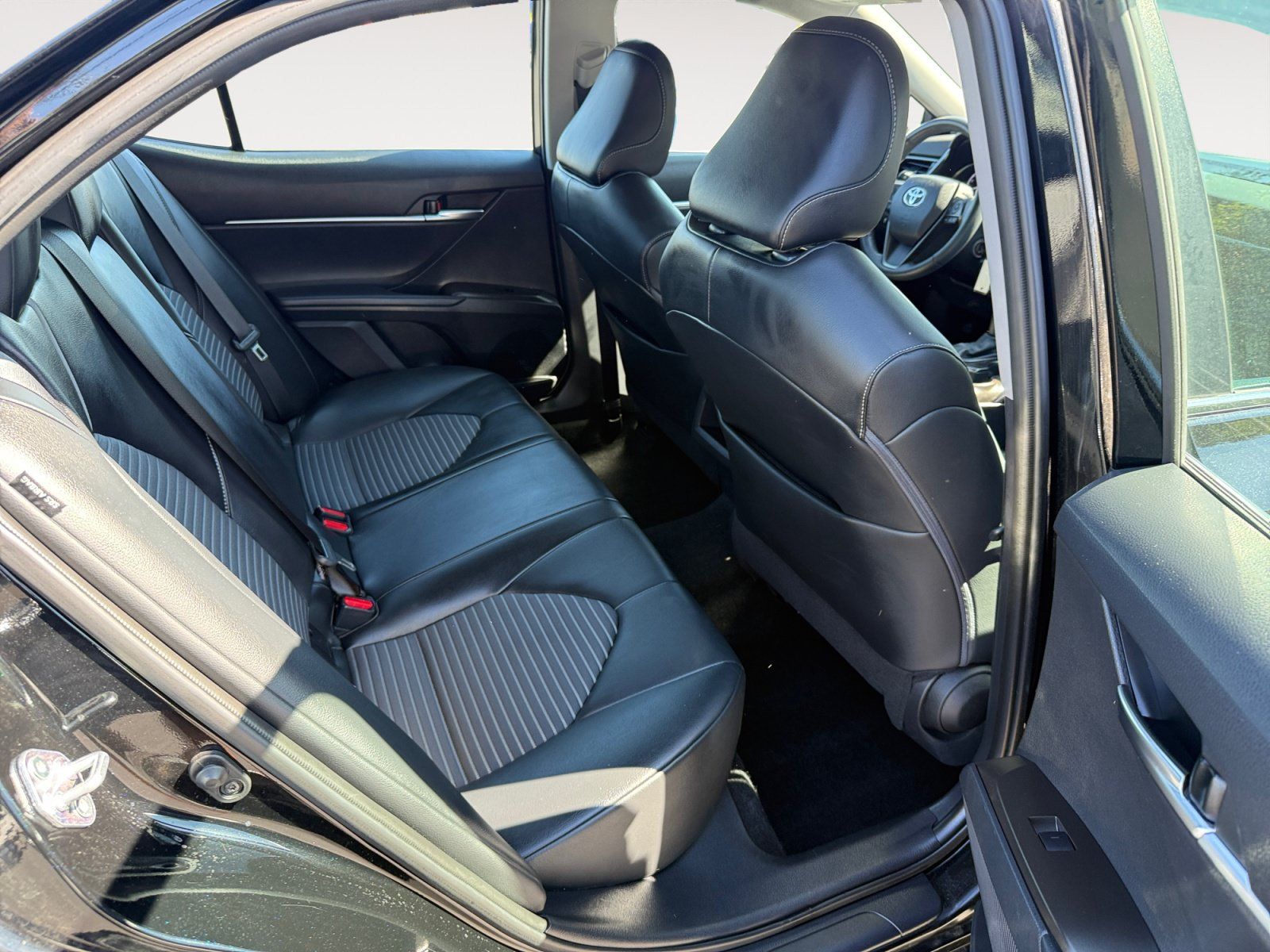 Used 2022 Toyota Camry SE FWD image 18