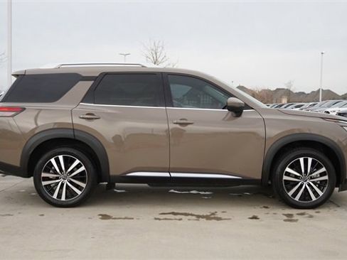 Used 2023 Nissan Pathfinder Platinum w/ Cargo Package image 10