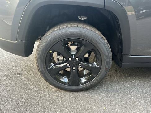 New 2025 Jeep Grand Cherokee Limited w/ Black Appearance Package image 10