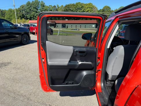 Used 2018 Toyota Tacoma SR5 AWD/4WD image 18