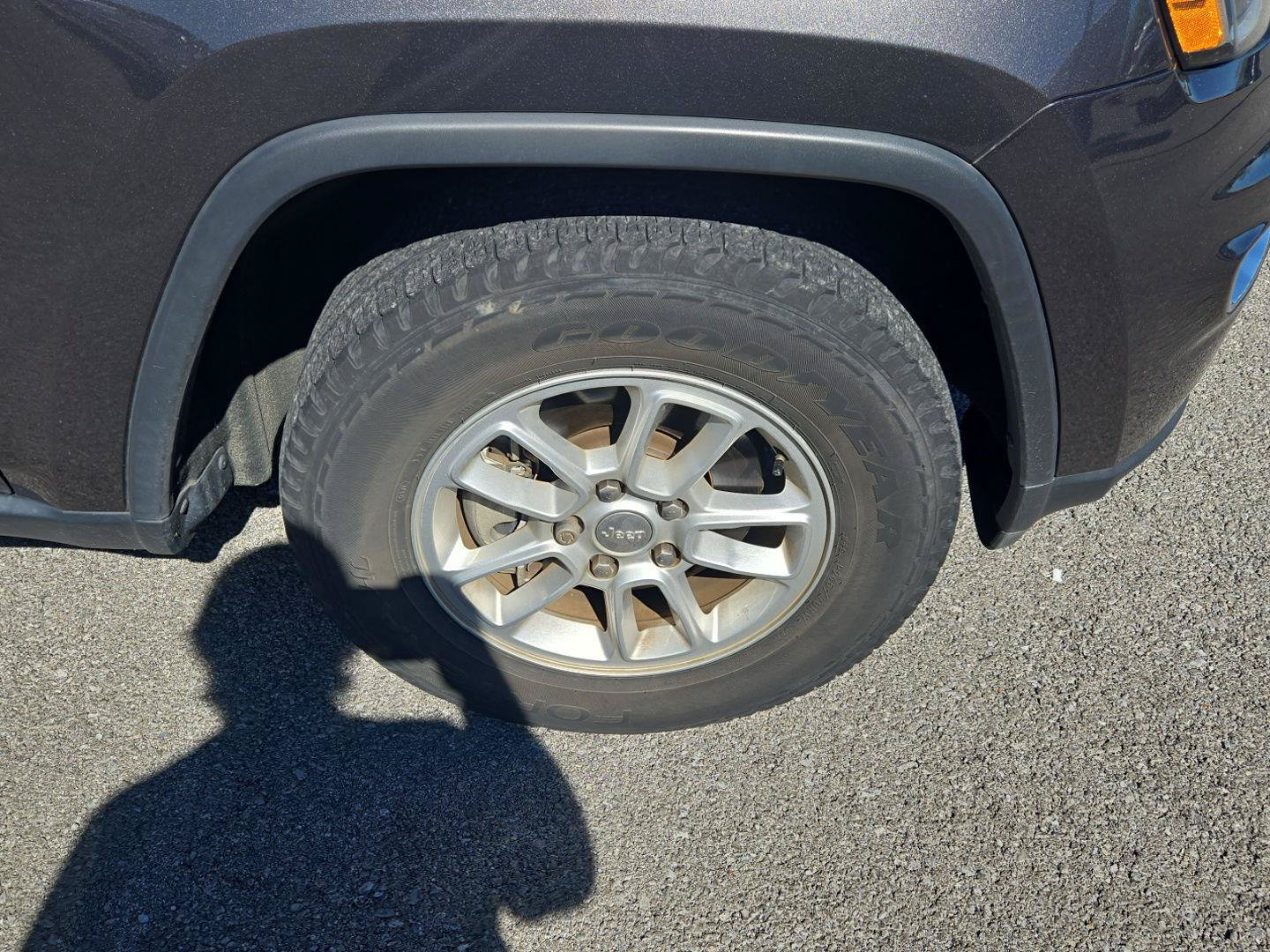 Used 2020 Jeep Grand Cherokee Laredo RWD image 9