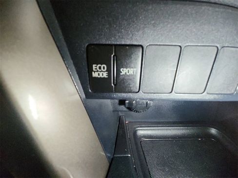 Used 2013 Toyota RAV4 XLE image 19