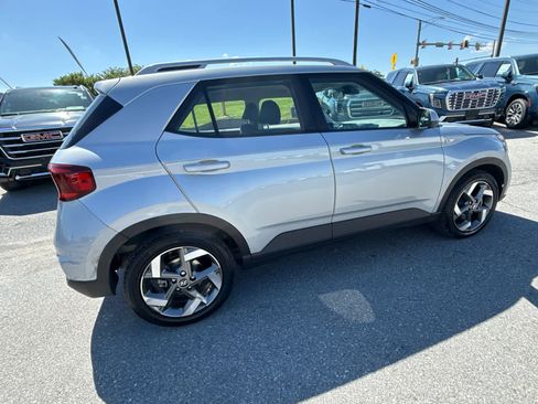 Used 2021 Hyundai Venue SEL FWD image 12