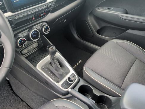 Used 2025 Hyundai Venue Limited FWD image 34