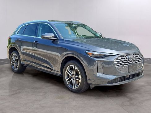 Certified 2025 Audi Q5 Premium w/ Convenience Package AWD/4WD image 3