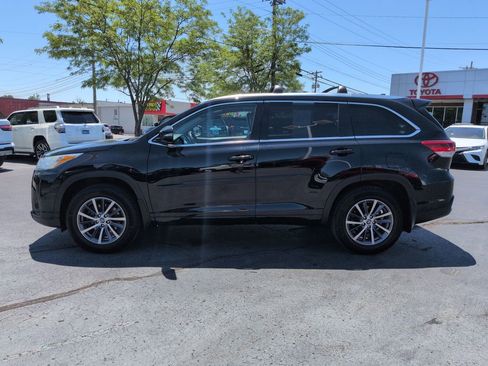 Used 2018 Toyota Highlander XLE AWD/4WD image 2