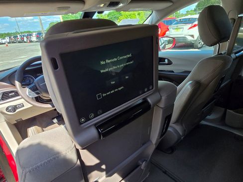 Used 2020 Chrysler Pacifica Touring FWD image 11