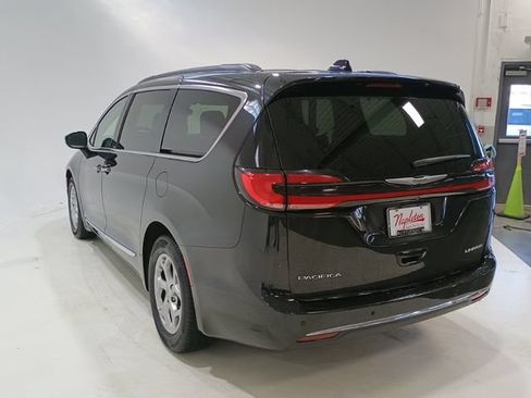 Used 2023 Chrysler Pacifica Limited FWD image 4
