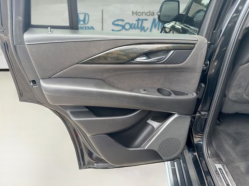Used 2018 Cadillac Escalade Platinum RWD image 25