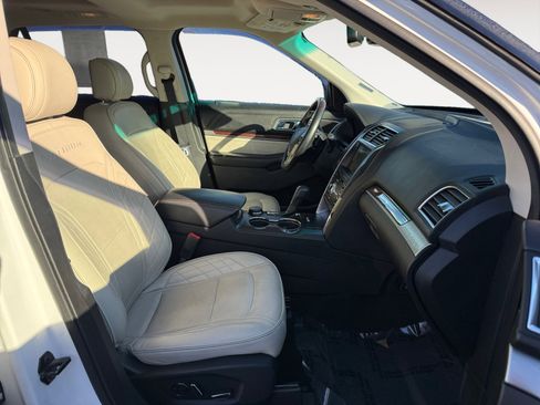 Used 2017 Ford Explorer Platinum image 18
