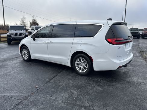 Used 2023 Chrysler Pacifica Touring-L image 7
